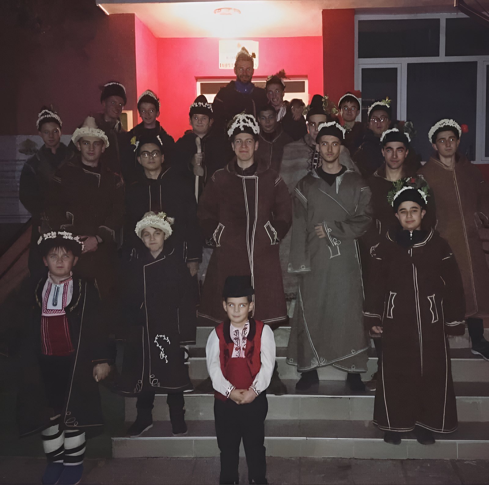 Коледари в традиционни ямурлуци