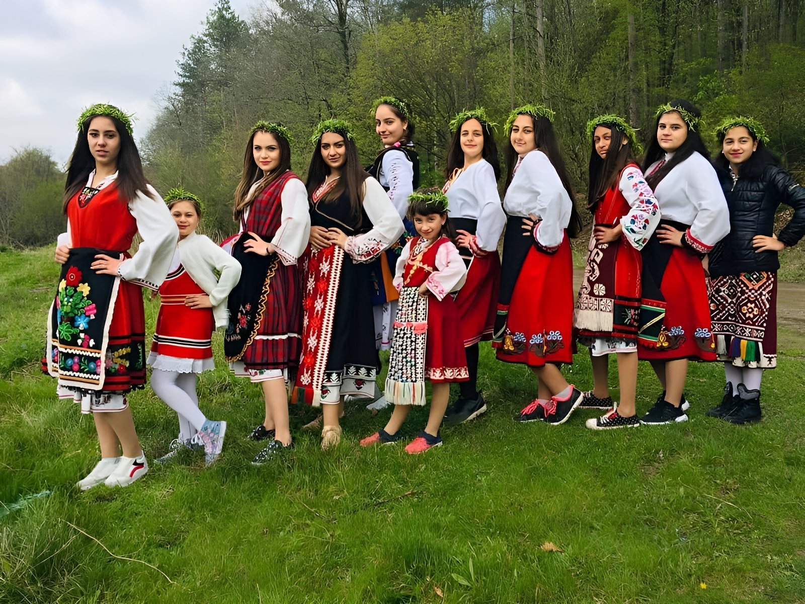 Лазарки с венци от зеленина